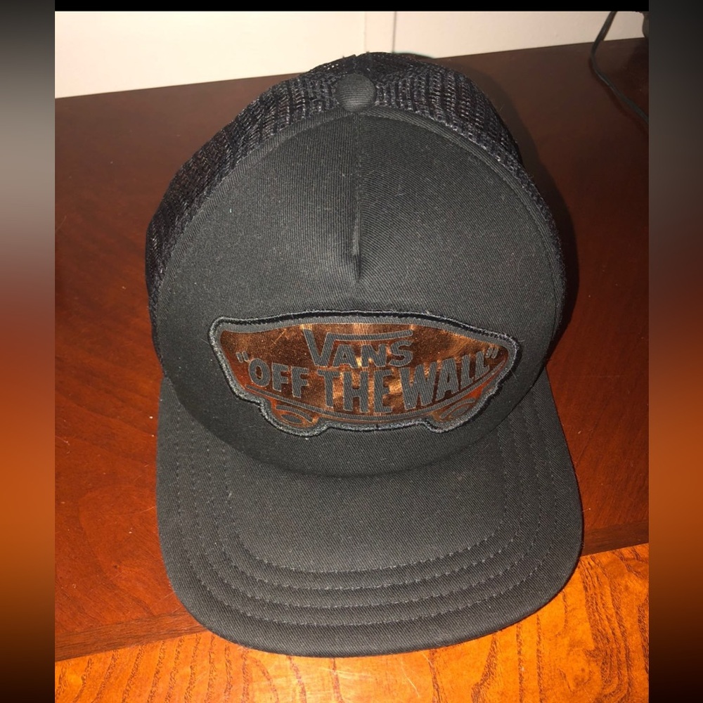 VANS off the wall trucker hat